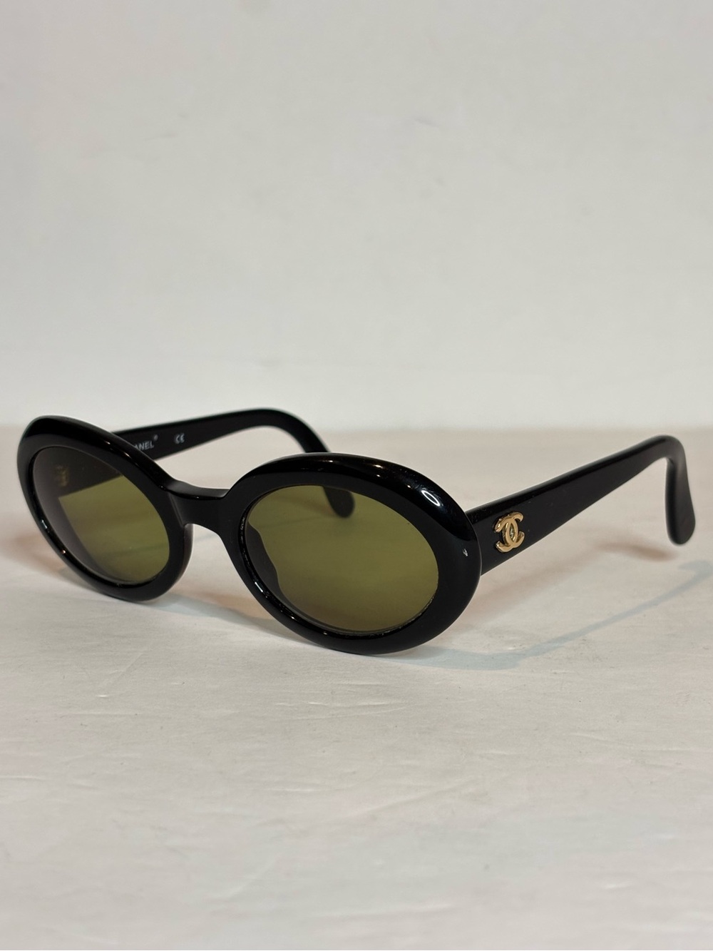 Chanel Vintage Black Oval Frame Green Lens Sunglasses SS1992 Runway 07801 94305